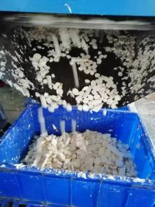 新鮮山藥手工削皮，制片